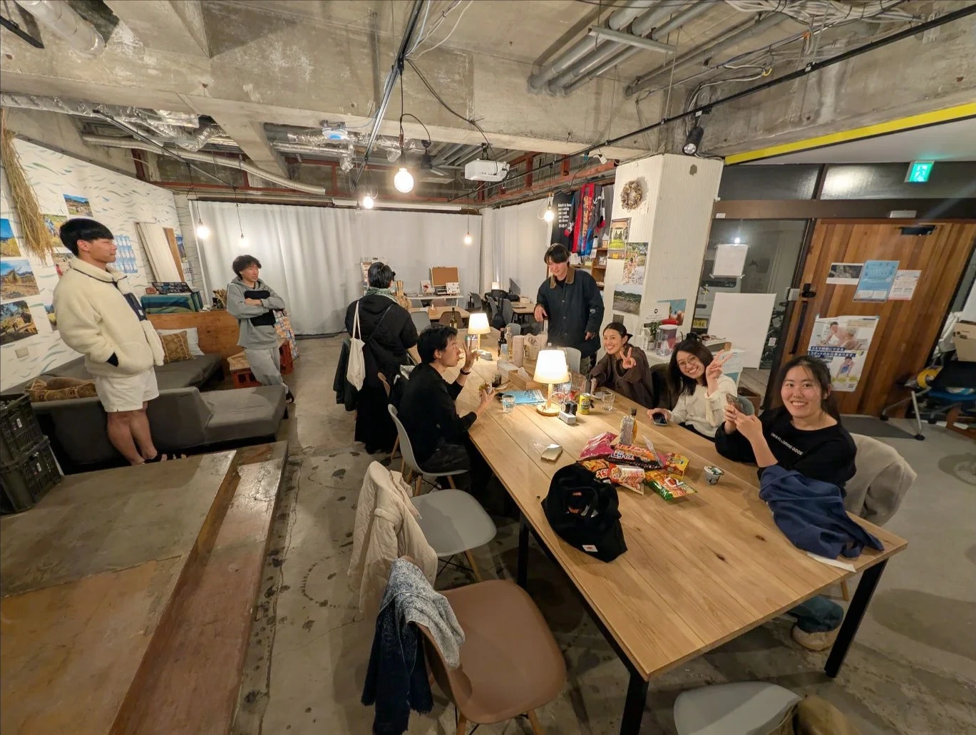 テーブルを囲む、ある日の風まち。