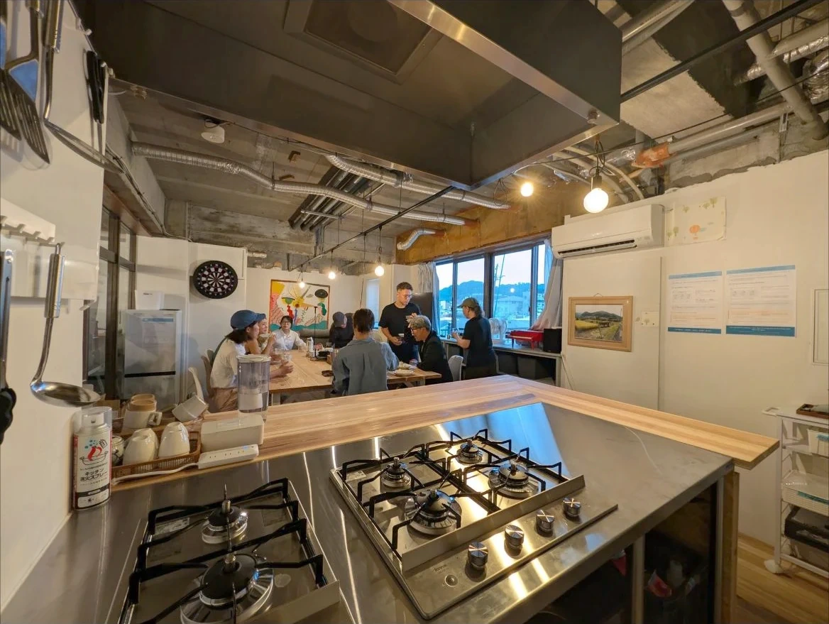 料理する人と食卓を囲む人。同じ空間で。
