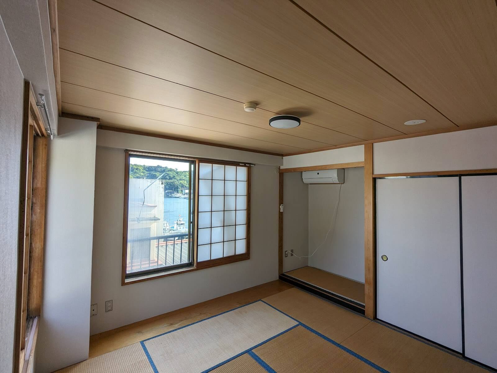 和室(2〜3名)。畳に布団を敷いて休むお部屋。