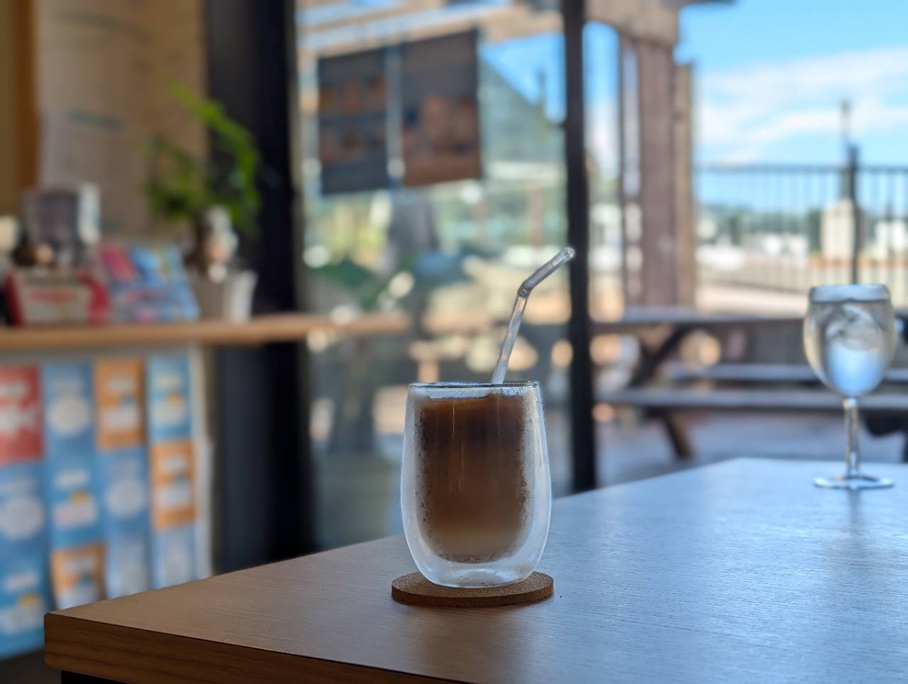 窓辺の席で、コーヒーを。