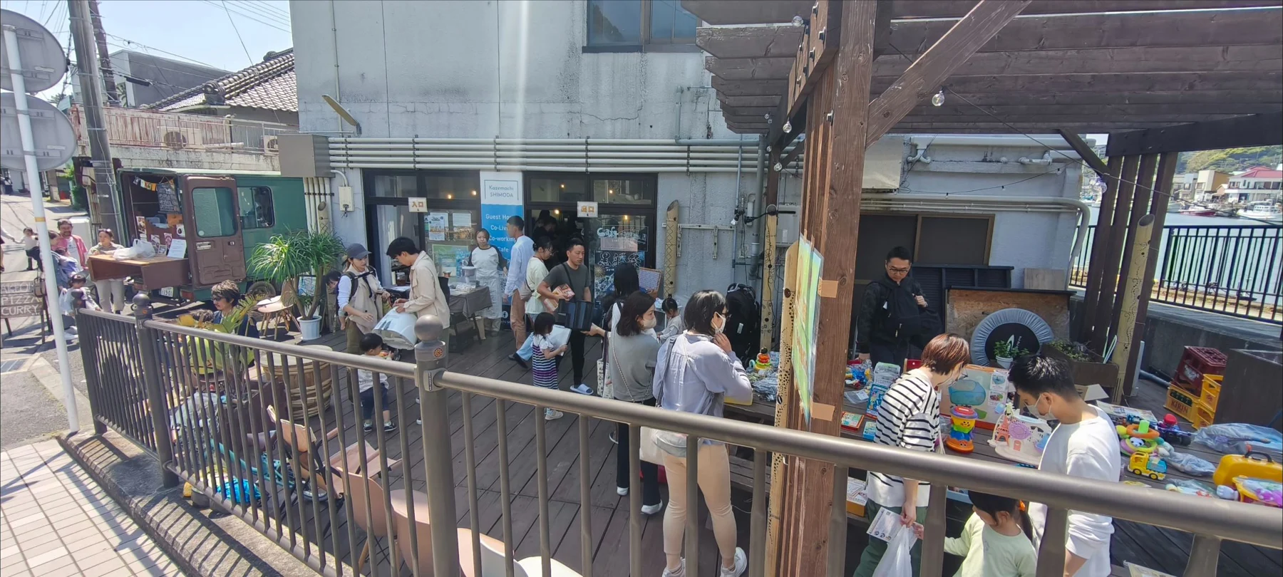 昼のデッキ。外の席で過ごす時間。