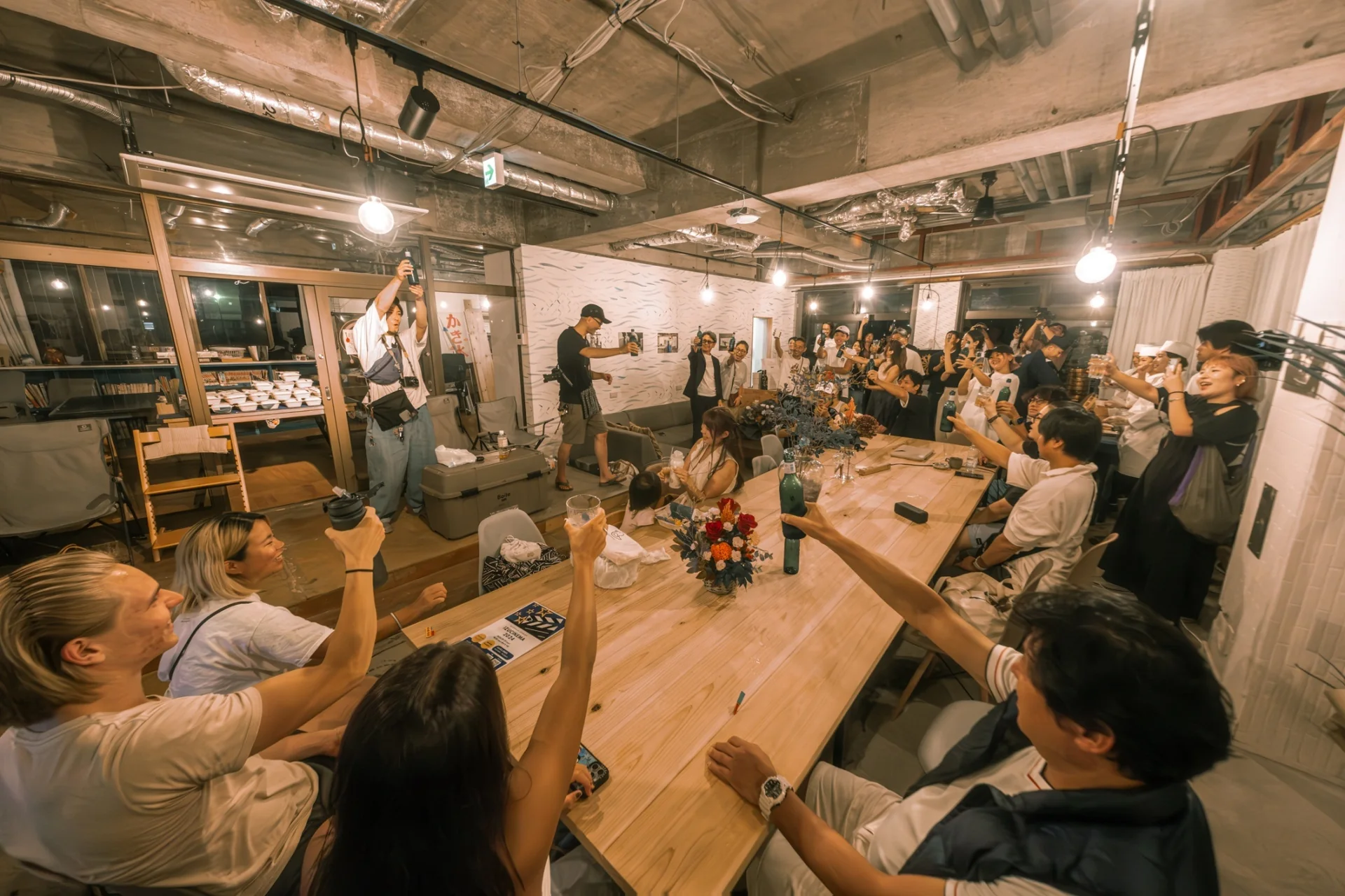 オープニングイベントで、テーブルを囲んで乾杯。