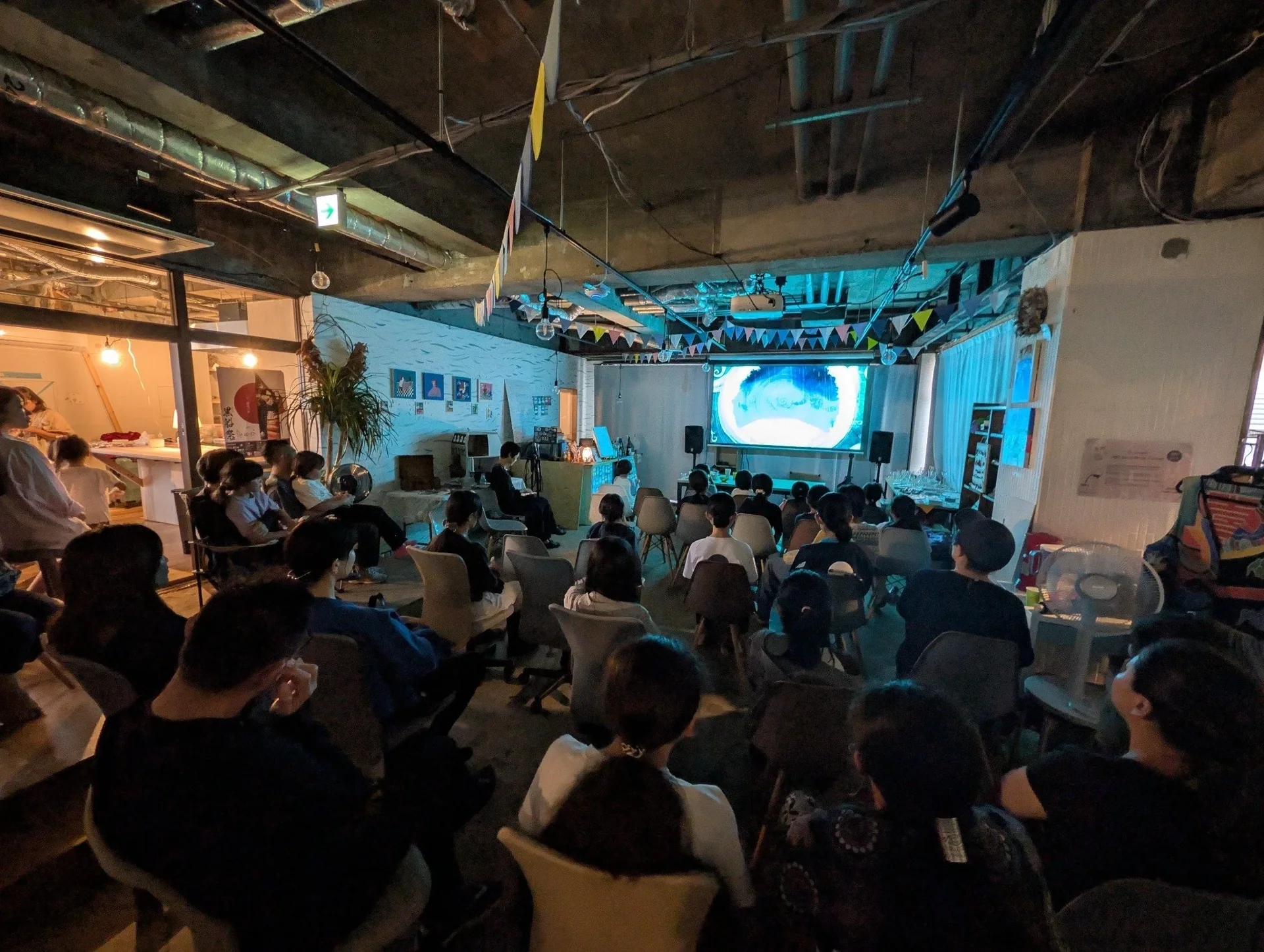 コミュニティスペースが映画館に。子どもたちの無料映画会。