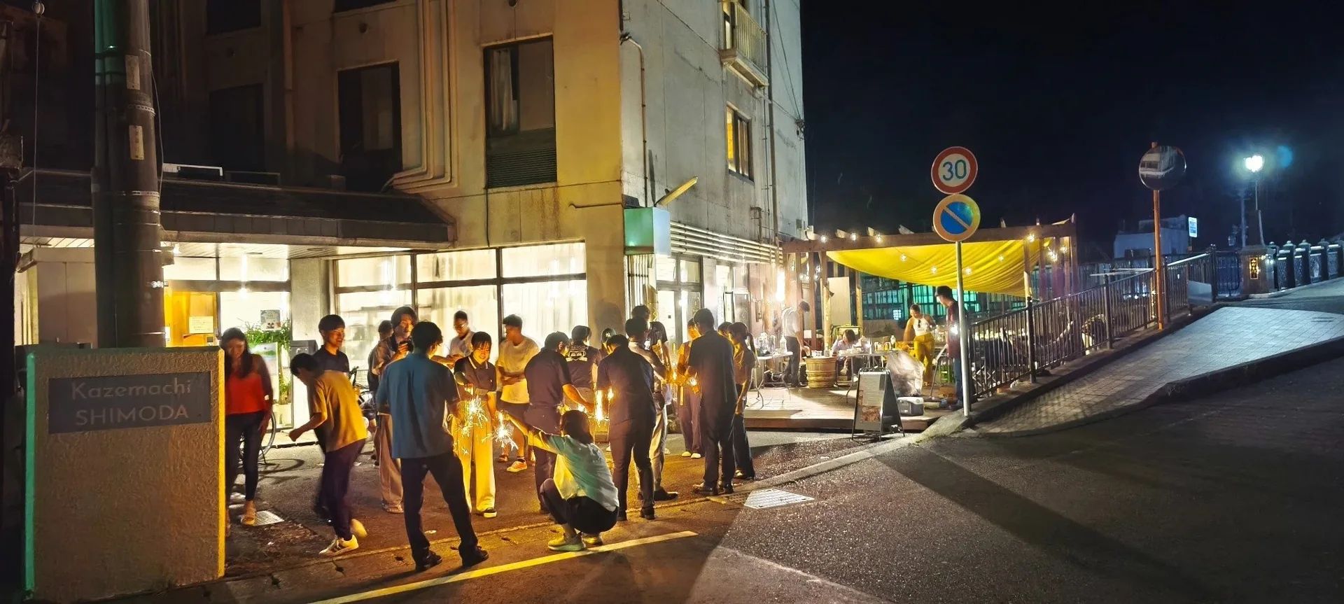 デッキの交流会で、花火を楽しむ夜。