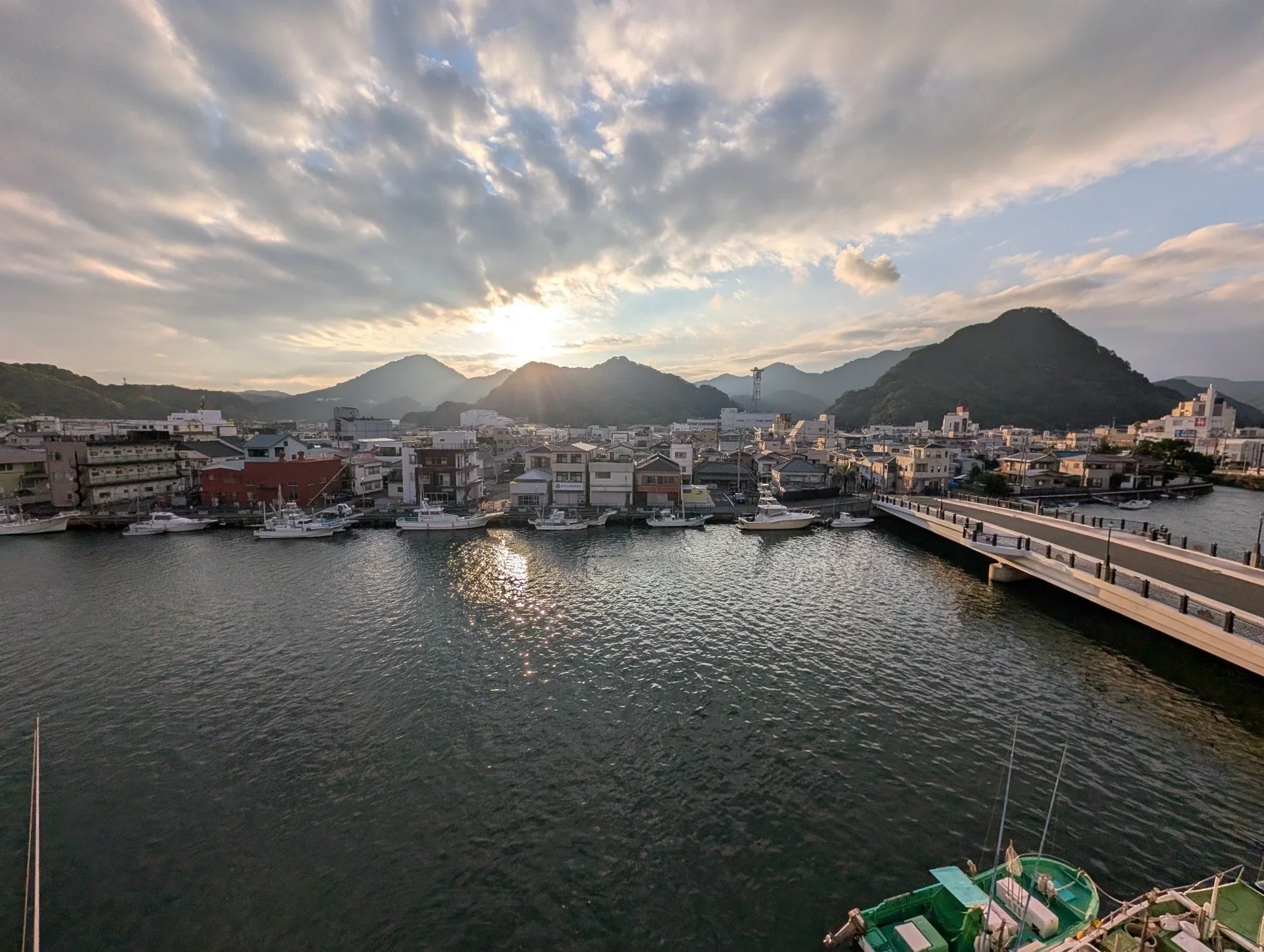 夕方の港と、下田のまち。