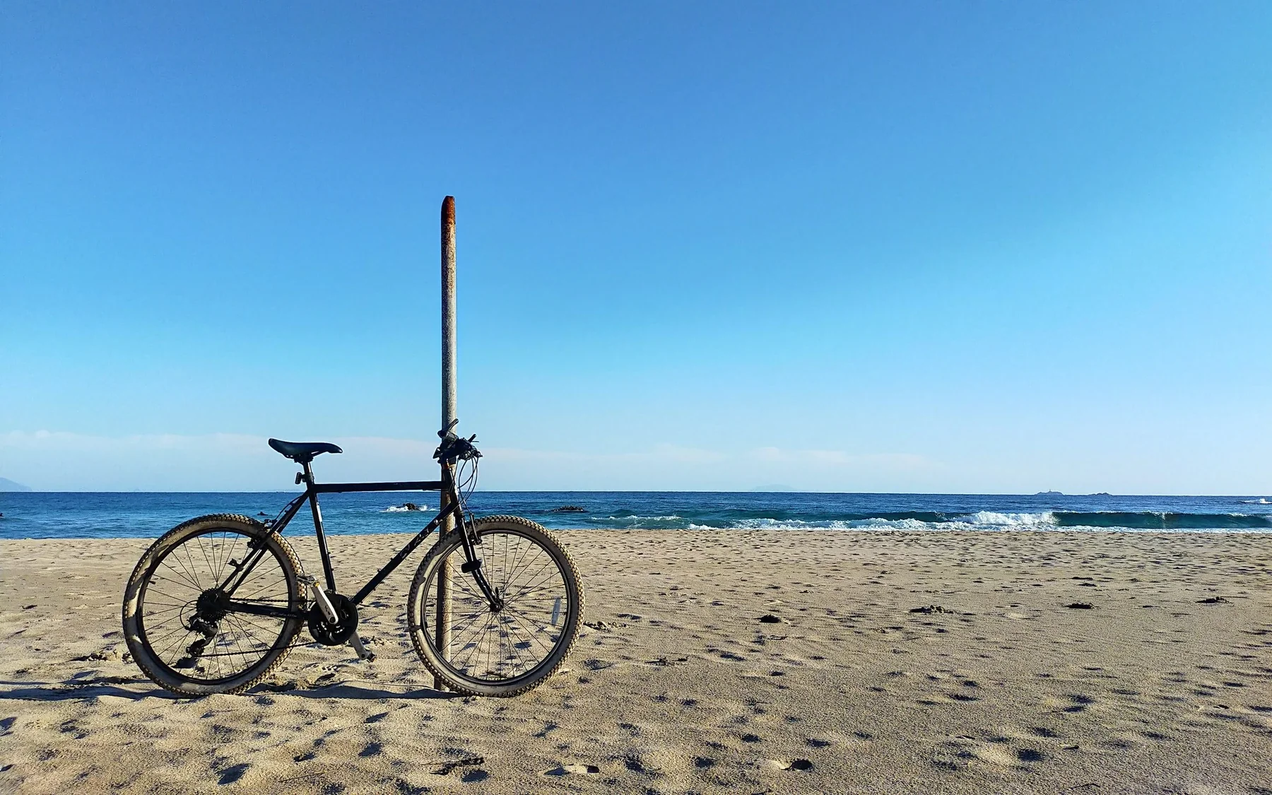 自転車で海辺へ。砂浜でひと休み。