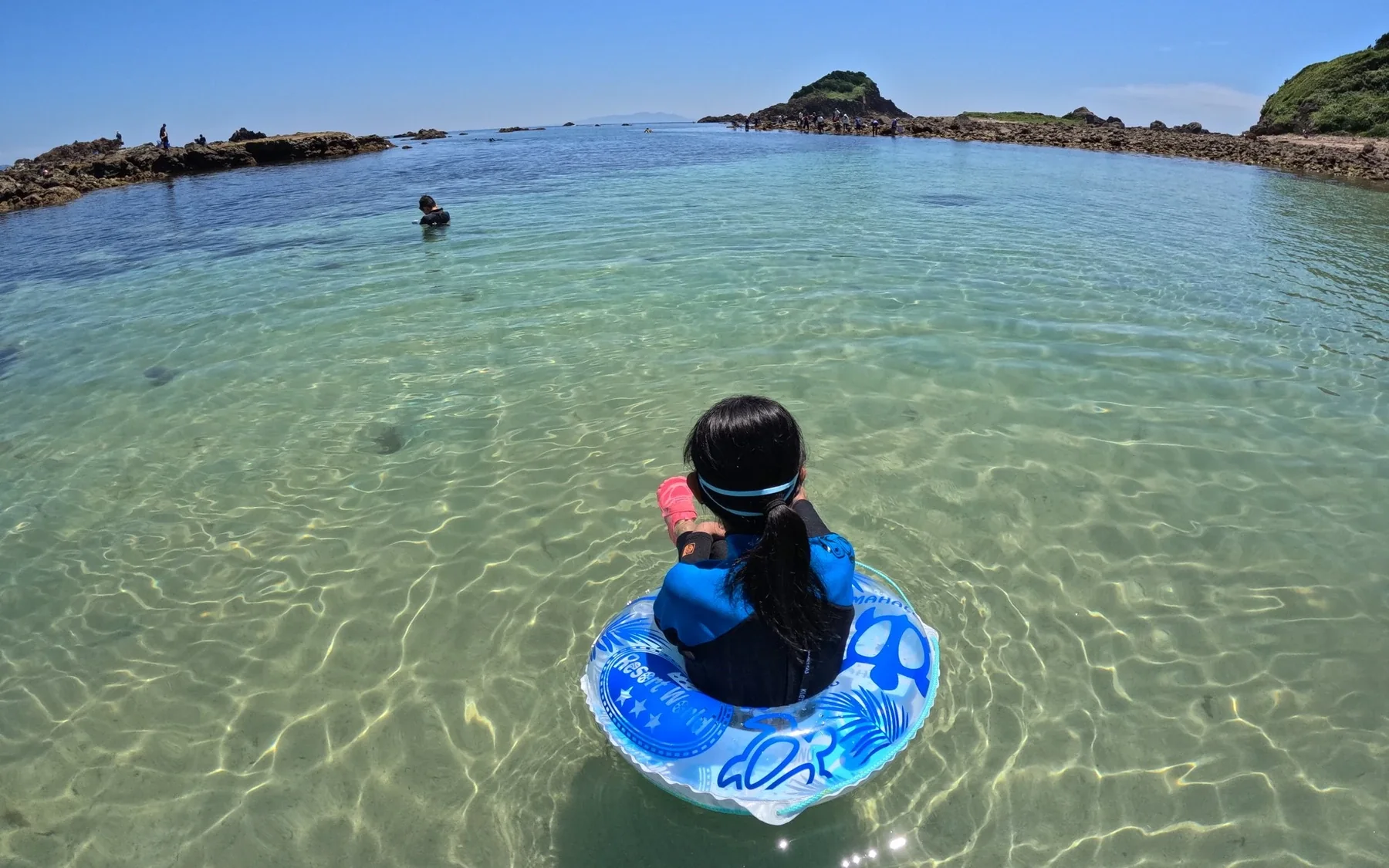 透き通る海で、水遊び。
