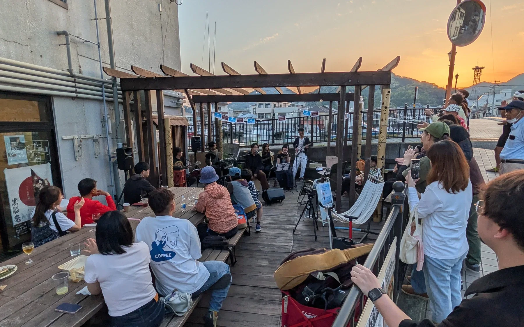 夕焼けのデッキで、ライブを楽しむ。
