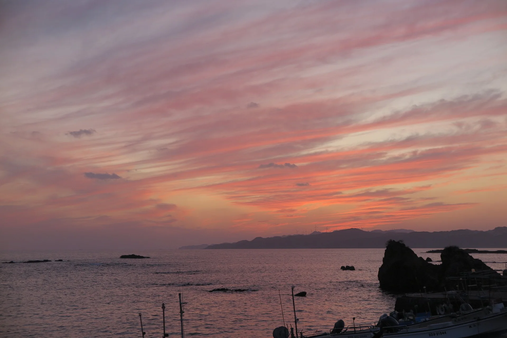 淡い夕空と海、手前に並ぶ漁船