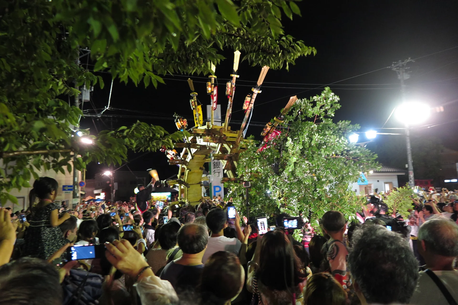 下田八幡神社例大祭、宮入りの太鼓橋と見守る大勢の人々