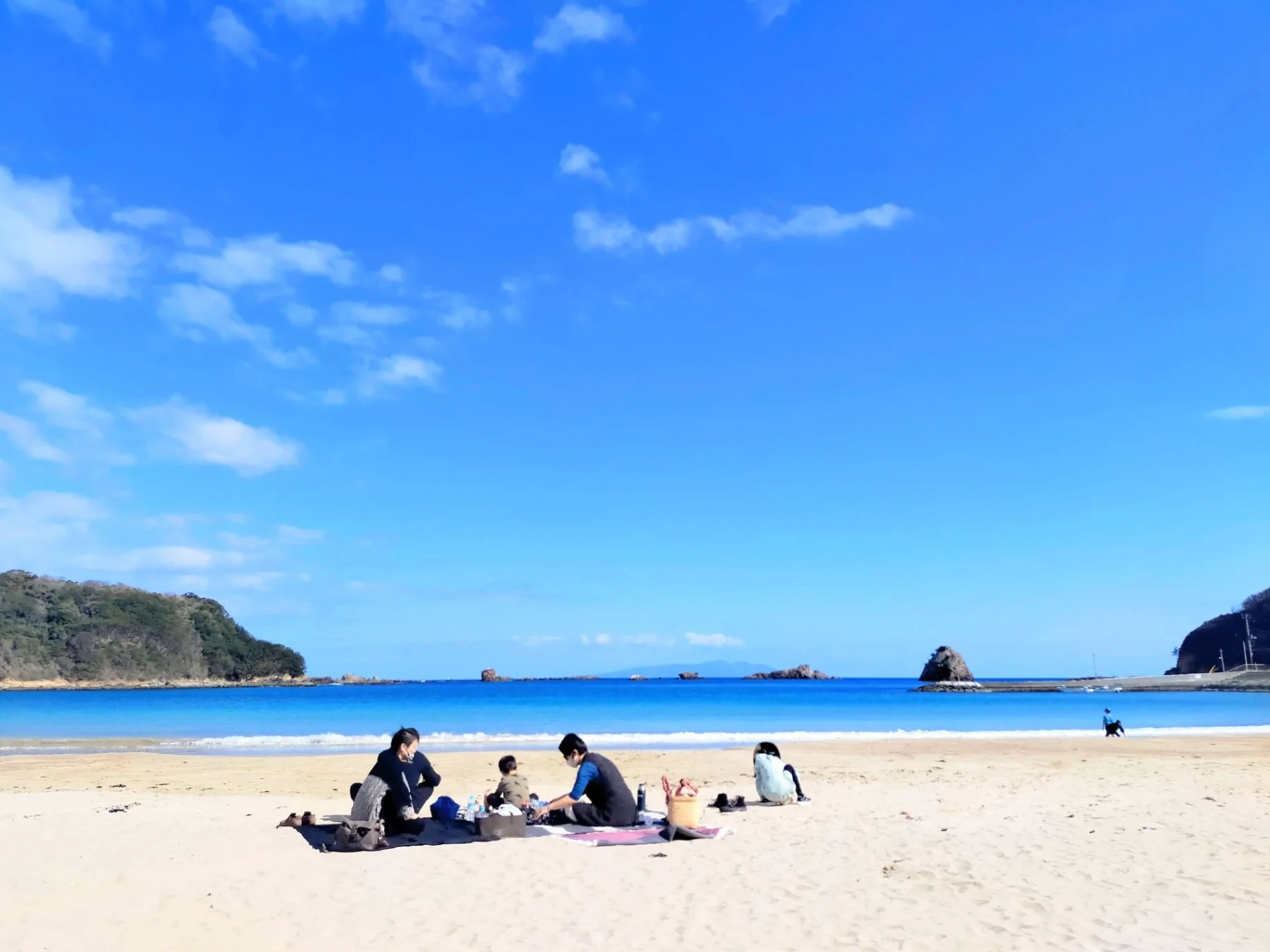 外浦海岸で、海を眺めながらピクニック。