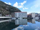 川面に映る風まちと、下田のまち。