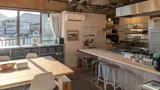 港の見える明るいキッチン。