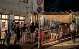 灯りのともるデッキで、会話を楽しむ夜。