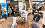 デッキを囲んで、みんなで餅つき。