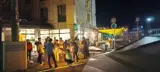 デッキの交流会で、花火を楽しむ夜。