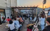 夕焼けのデッキで、ライブを楽しむ。