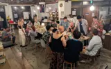 世界中からの旅人も、地域の人も。大人も子どもも、同じ食卓を囲んで。
