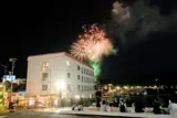 風まちの建物と、夜空に上がる花火。