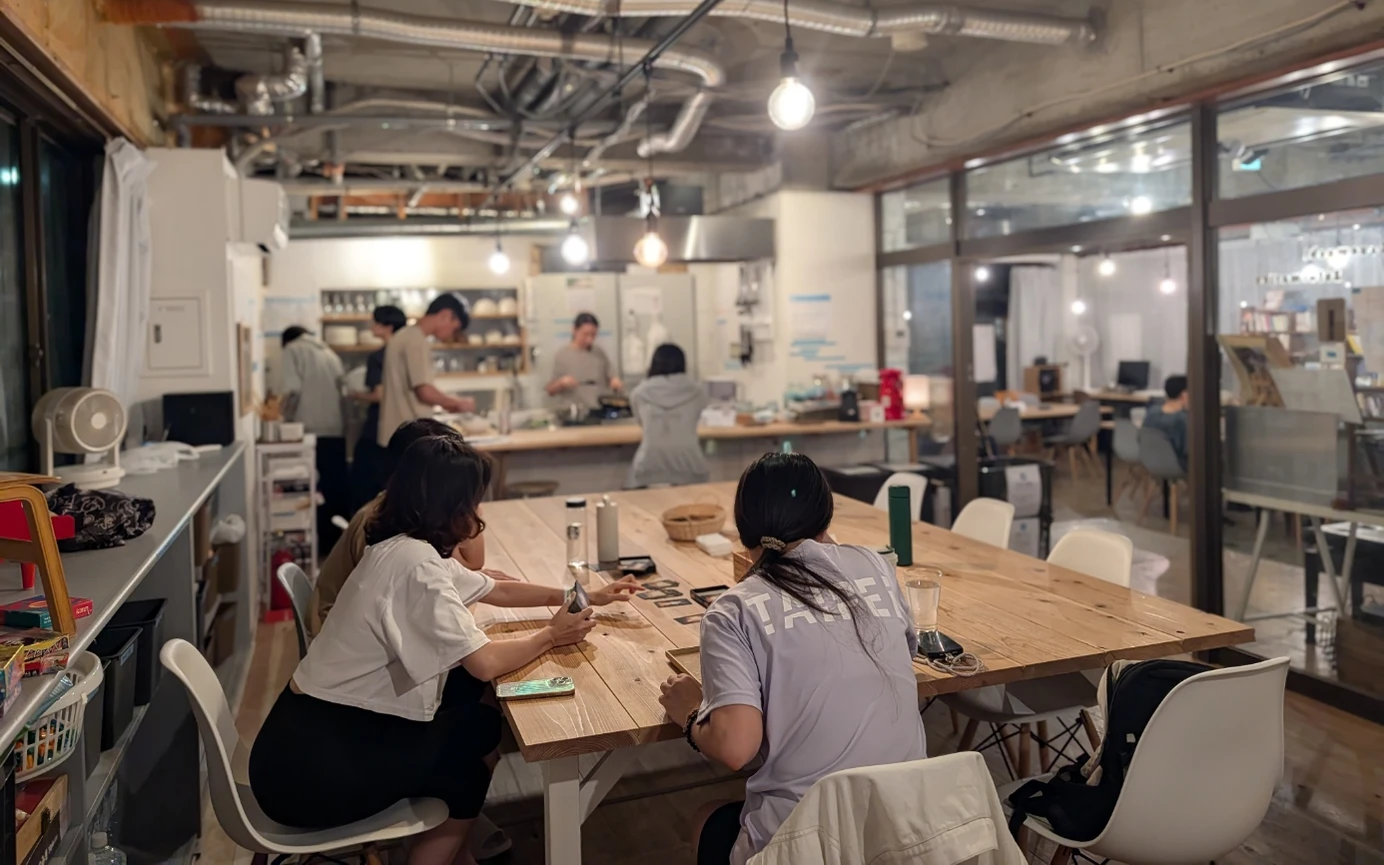 料理をする人も、テーブルでくつろぐ人も。