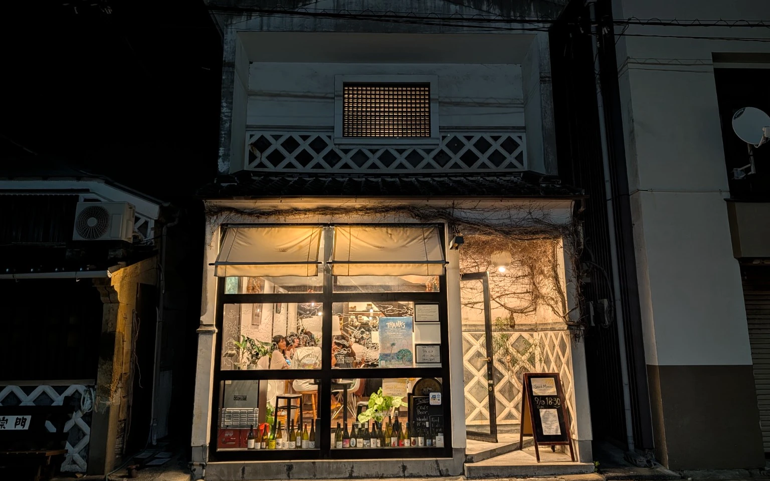 夜のテーブルトマト。明かりの灯る店先。